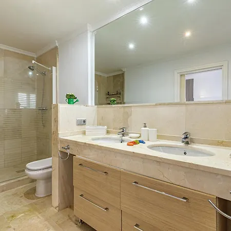 Luxury 2br Apt, Pools, & Tennis Apartmán Estepona