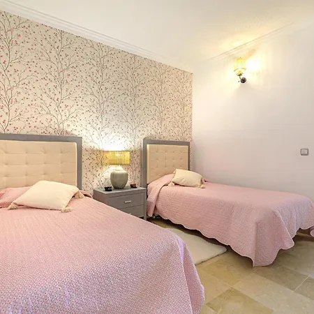 Luxury 2br Apt, Pools, & Tennis